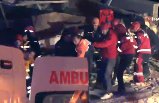 Elazığ'da enkaz altında kalan hamile kadın ekiplerce  böyle kurtarıldı