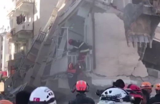 Türk bayrağını enkaz altında bırakmadılar