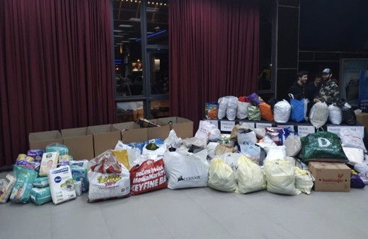 Mor ve Ötesi'nden deprem için anlamlı hareket! Bebek bezleriyle konsere geldiler