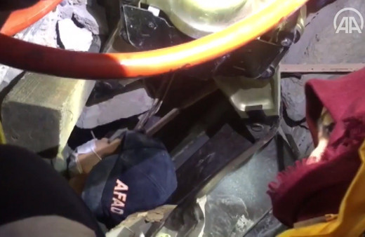 Depremde enkaz altında kalan Mustafa Emir'in kurtarılma görüntüsü ortaya çıktı