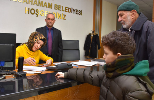 9 yaşındaki çocuk cebindeki son 20 TL'yi depremzedelere bağışladı