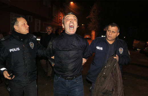 Sokak ortasında karısını dövdü sonra kendini eve kilitleyip ateşe verdi