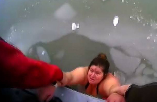 Donmuş suya düşen genç kızı zor kurtardılar