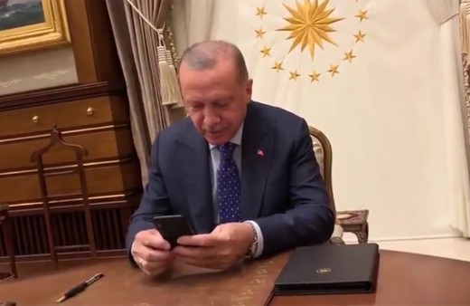 Cumhurbaşkanı Erdoğan depremzede Azize Çelik ile görüştü