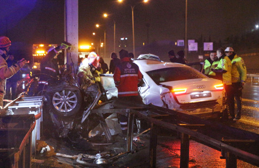 Sarıyer'de direğe çarpan lüks otomobil ikiye bölündü: 1 ölü