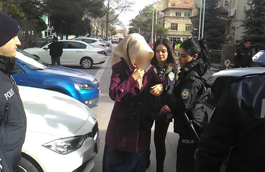 Kendisini tehdit eden sevgilisini tuvalette vurdu