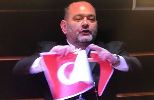 Türk bayrağını yırtan Yunan milletvekili hakkında soruşturma