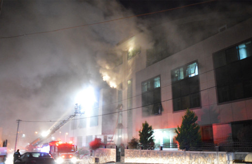 Esenyurt'da dört katlı bir tekstil fabrikasında yangın