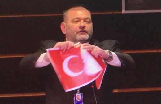 Türk bayrağını yırtan ırkçı Yunanlı vekil için AP'nin kararı