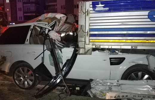 Samsun'da aracıyla TIR'ın altına giren iş adamı ağır yaralandı