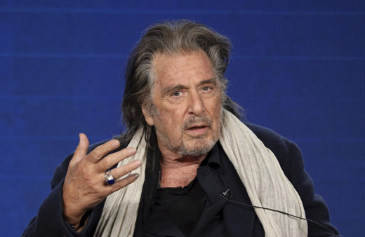 Hollywood yıldızı Al Pacino kırmızı halıda yere kapaklandı!