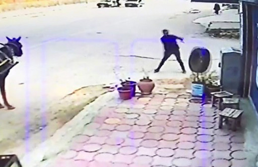 Osmaniye'de kamyonetten fırlayan lastiği tekmeyle durdurmaya çalışan vatandaş