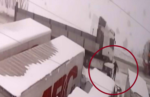 Sivas'ta bir kişi kar küreme aracını seyrederken canından oluyordu