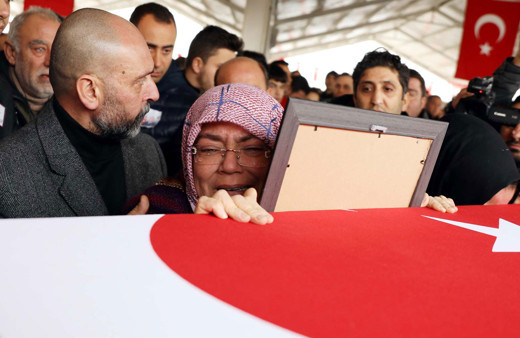 İdlib şehitleri Türkiye'yi ağlattı! Şehit cenazesinde CHP çelengi parçalandı