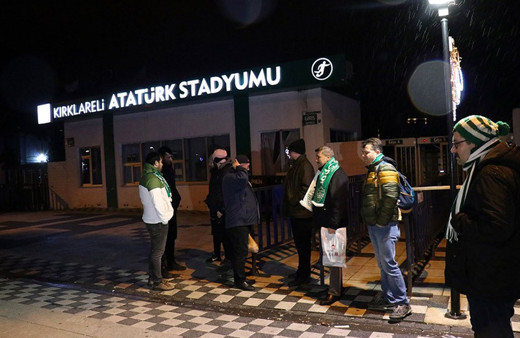 Kırklarelispor taraftarları stat önünde sabahladı