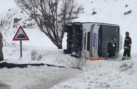 Erzurum'da halk otobüsü devrildi: 1 kişi öldü