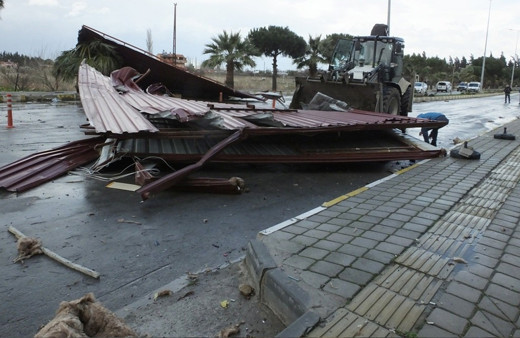 Balıkesir'de şiddetli fırtına beş katlı binanın çatısını uçurdu