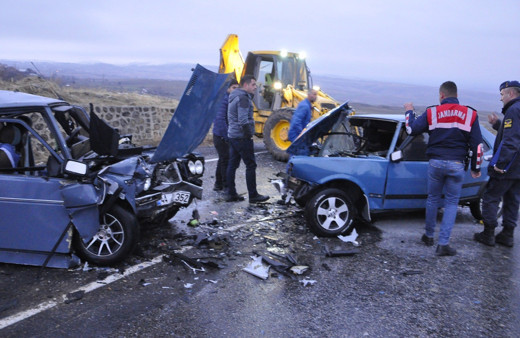 Malatya'da İki otomobil kafa kafaya çarpıştı: 5 yaralı