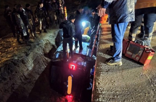 İstanbul Sabiha Gökçen'de uçak kazasına giden polis aracı kaza yaptı