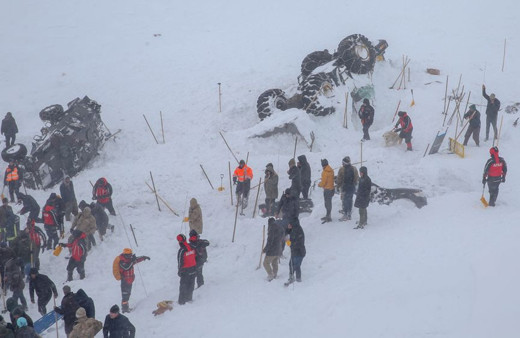 Van Bahçesaray'da meydana gelen çığ faciası sonrası ünlü isimleri derinden üzdü!