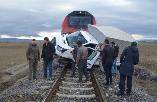 Afyonkarahisar'da Tren ekmek yüklü  kamyoneti ezdi geçti!