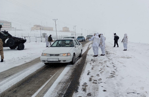 Van Bahçesaray'da çığ bölgesine araç geçişlerine izin verilmiyor!