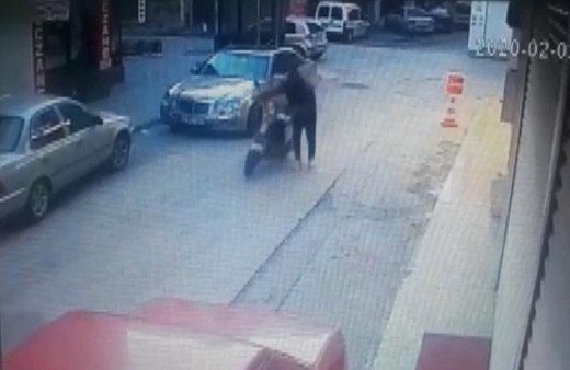 Hırsız elektrikli motosikletin çalarken kameralara yansıdı!