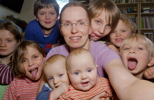 Sarah Schmid canlı yayında 8. kez doğum yaptı tıbbi yardım almadan ikiz doğurdu