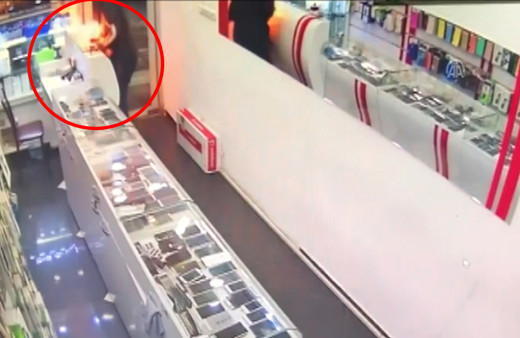 Arızalı telefon tamircinin elinde alev aldı