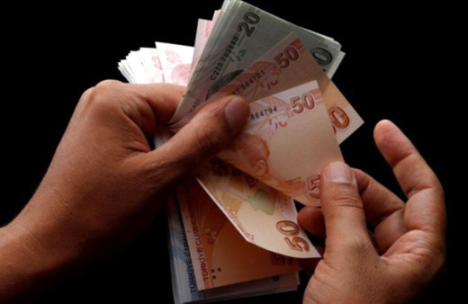 KKTC Maliye Bakanı açıkladı:  Yılda 28 kez maaş alan memurlar var