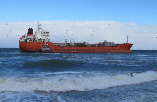 Yalova'da boş petrol tankeri karaya oturdu