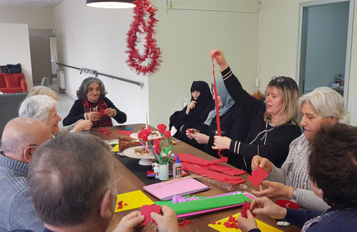 Türkiye'nin ilk 'yaşlı kreşi' açıldı işe giderken bırak akşam dönüşte al