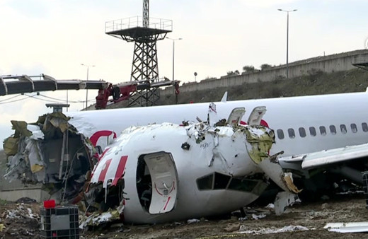 Pistten çıkan Pegasus uçağının enkazını kaldırma çalışmaları devam ediyor