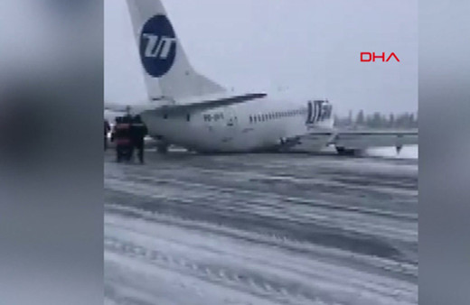 Rusya'da yolcu uçağı gövdesi üzerine iniş yaptı!