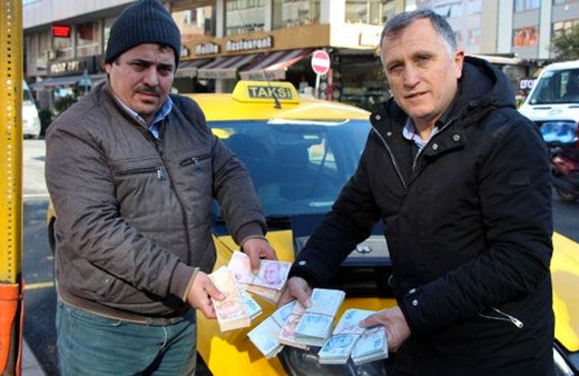 Böylesi de var! Taksisinde unutulan 70 bin lirayı sahibine teslim etti