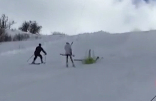 İki kayakçının çarpıştığı anlar kamerada