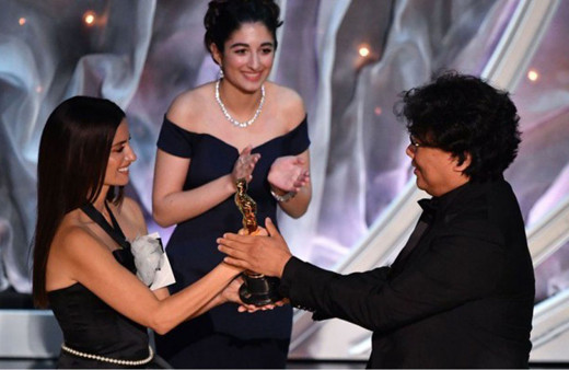 Oscar tarihinde bir ilk yaşandı ingilizce olmayan Parazit filmi en iyi yapım seçildi