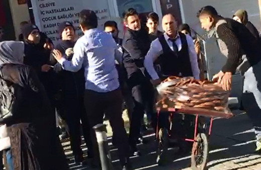 Arnavutköy'de zabıtaya kızan esnaf tüm simitleri satın aldı