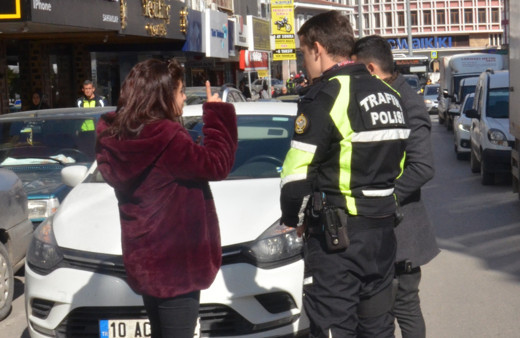 Balıkesir'de bir kadın ceza yazan polisi tehdit etti: Seninle çok pis...