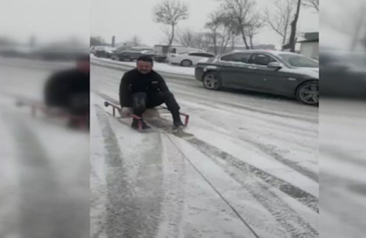Ankara'da arabanın arkasına bağlı kızakla şehir turu attı!