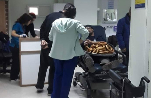 Bursa'da Acil Servis'te bile simit tezgahını elinden bırakmadı