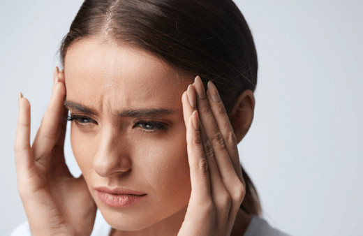 Sürekli başınız ağrıyorsa sinüzit olabilirsiniz! Ağrıdaki bu belirtilere dikkat edin