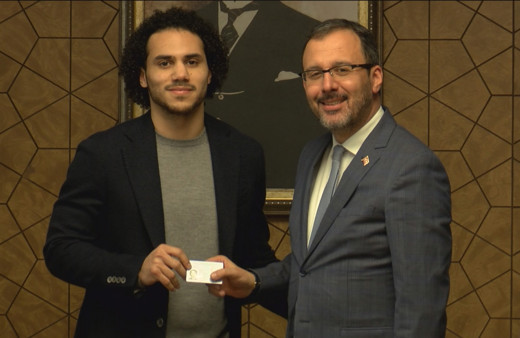 Bakan Kasapoğlu, Shane Larkin’e TC kimlik kartını verdi