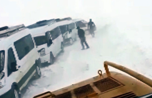 Erzurum Tekman’da öğrenci servisleri yolda mahsur kaldı