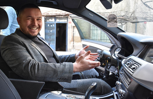 İstanbul'da lüks otomobilin direksiyonu ile gösterge panelini çaldılar