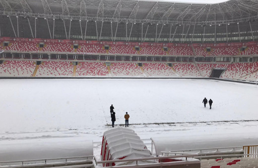 Sivasspor – Antalyaspor maçı öncesinde stat zemini karla kaplı