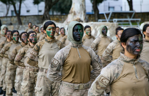 Türkiye'nin ilk kadın komando astsubayları başörtülüler de var
