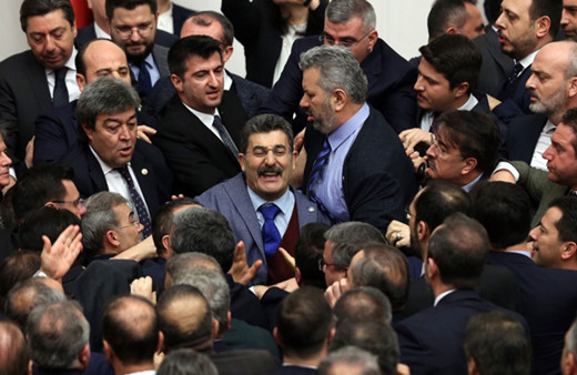 Meclis fena karıştı AK Parti ve İYİ Partililer birbirine girdi
