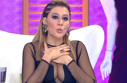 İç çamaşırsız poz veren İşte Benim Stilim Sibel Arna orta parmak hareketiyle şok etti