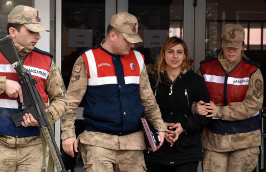 Cezaevi firarisi kadın evinde yaptırdığı gizli bölmede yakalandı